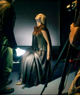 Sekundärbild 2 – Tilda Swinton (oben), Venus Williams (Mitte) und Gwendoline Christie (unten) bei den Fotoshootings für den Pirelli-Kalender 2026