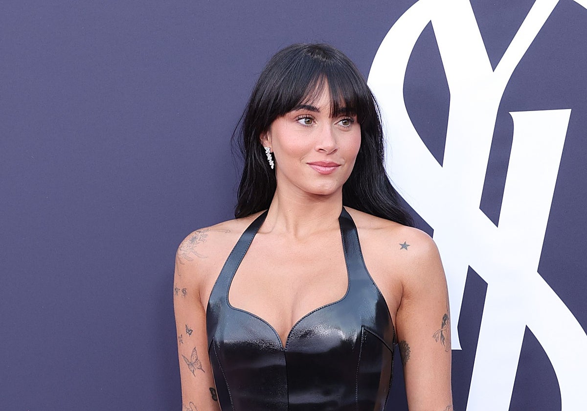 Tatuajes, manicura, mejillas quemadas por el sol: el posado de Aitana reúne todas las tendencias que adora la generación Z