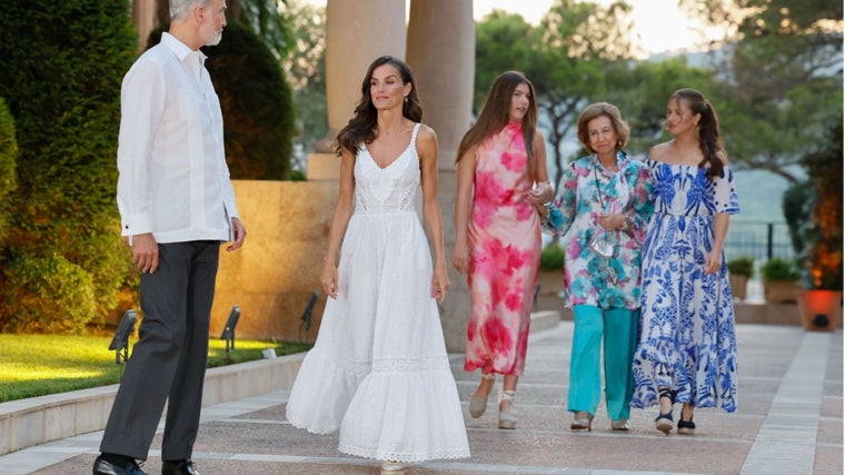 Doña Letizia con vestido de Tony Bonet y pendientes de Isabel Guarch durante la recepción en el Palacio de Marivent
