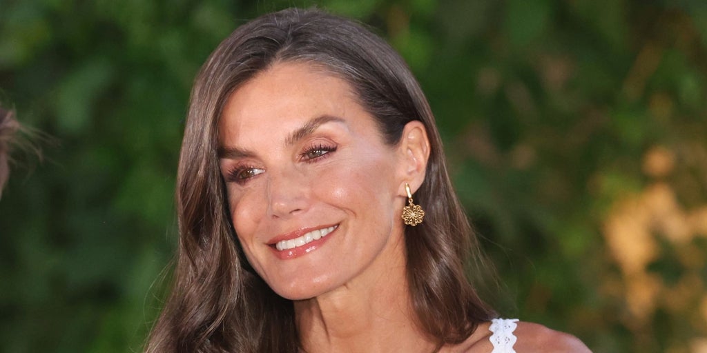 El armario de verano de la Reina Letizia: marcas españolas, artesanía y guiños locales