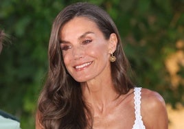 El armario de verano de la Reina Letizia: marcas españolas, artesanía y guiños locales