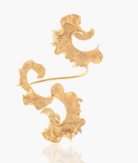 Imagen secundaria 2 - La Reina con vestido azul de Vogana y durante un acto en Mallorca con joyas de Suma Cruz