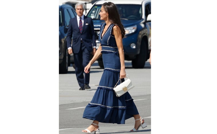 Imagen principal - La Reina con vestido azul de Vogana y durante un acto en Mallorca con joyas de Suma Cruz