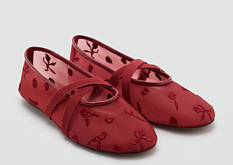 Imagen secundaria 1 - Estas son algunas de las opciones que se pueden encontrar en Mango, con los precios entres 12,99 y 17,99 euros 