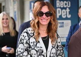 La original chaqueta de Julia Roberts a su llegada a Venecia con la cara del director de cine Luca Guadagnino