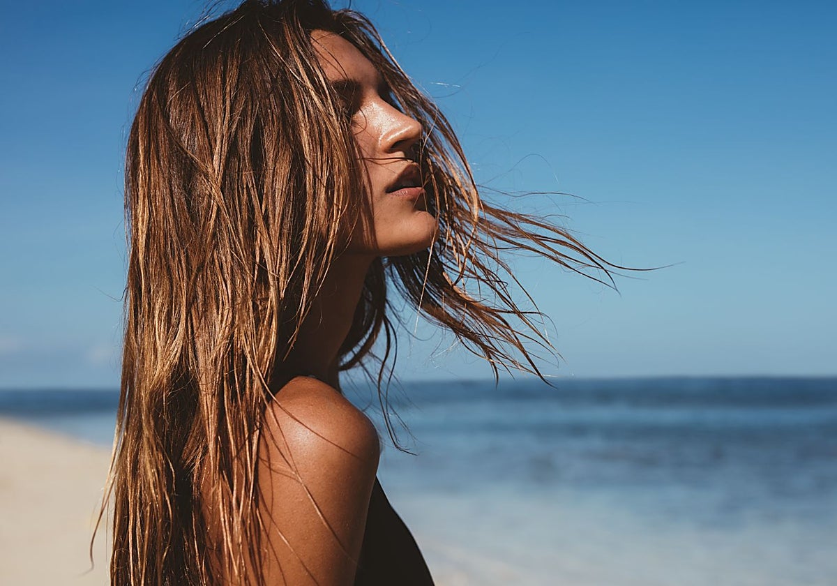El pelo sufre mucho en verano por el sol, el cloro y la sal del mar.