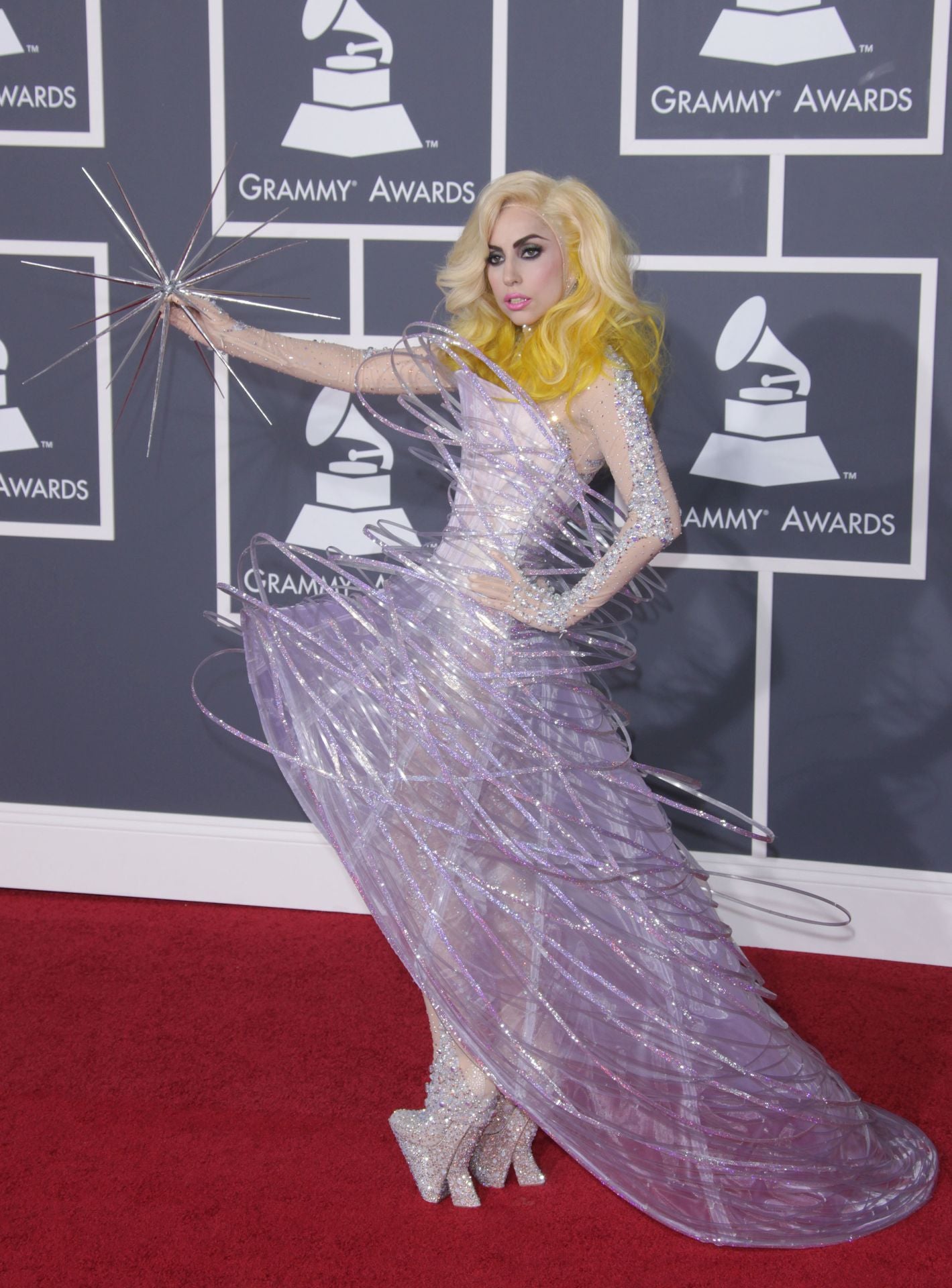 En los Grammy de 2010, Lady Gaga apostó por un diseño de Armani, todo un reto para la firma italiana. 