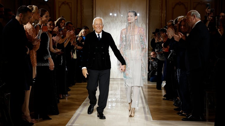 Giorgio Armani durante uno de sus últimos desfiles en París en enero de 2025