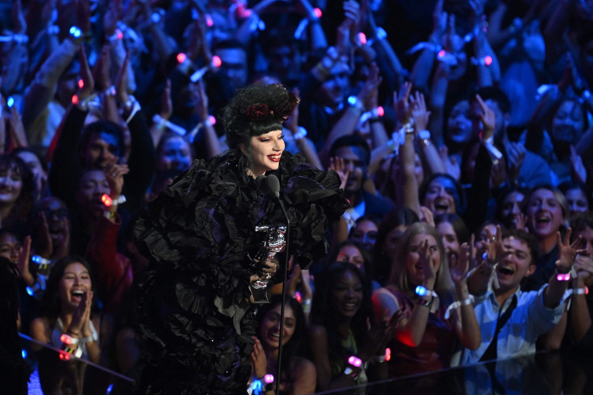 Lady Gaga recogió el premio a la Artista del Año en el escenario durante los MTV Video Music Awards en el UBS Arena en Elmont (Nueva York), su estilismo está firmado por Marc Jacobs.