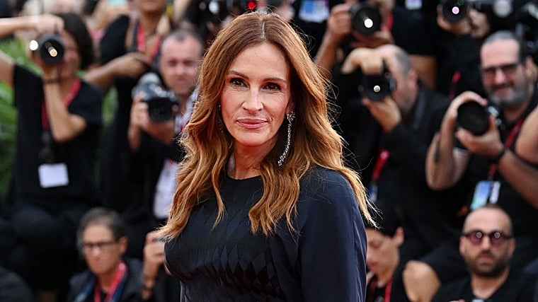 Julia Roberts en la Mostra con el pelo largo.