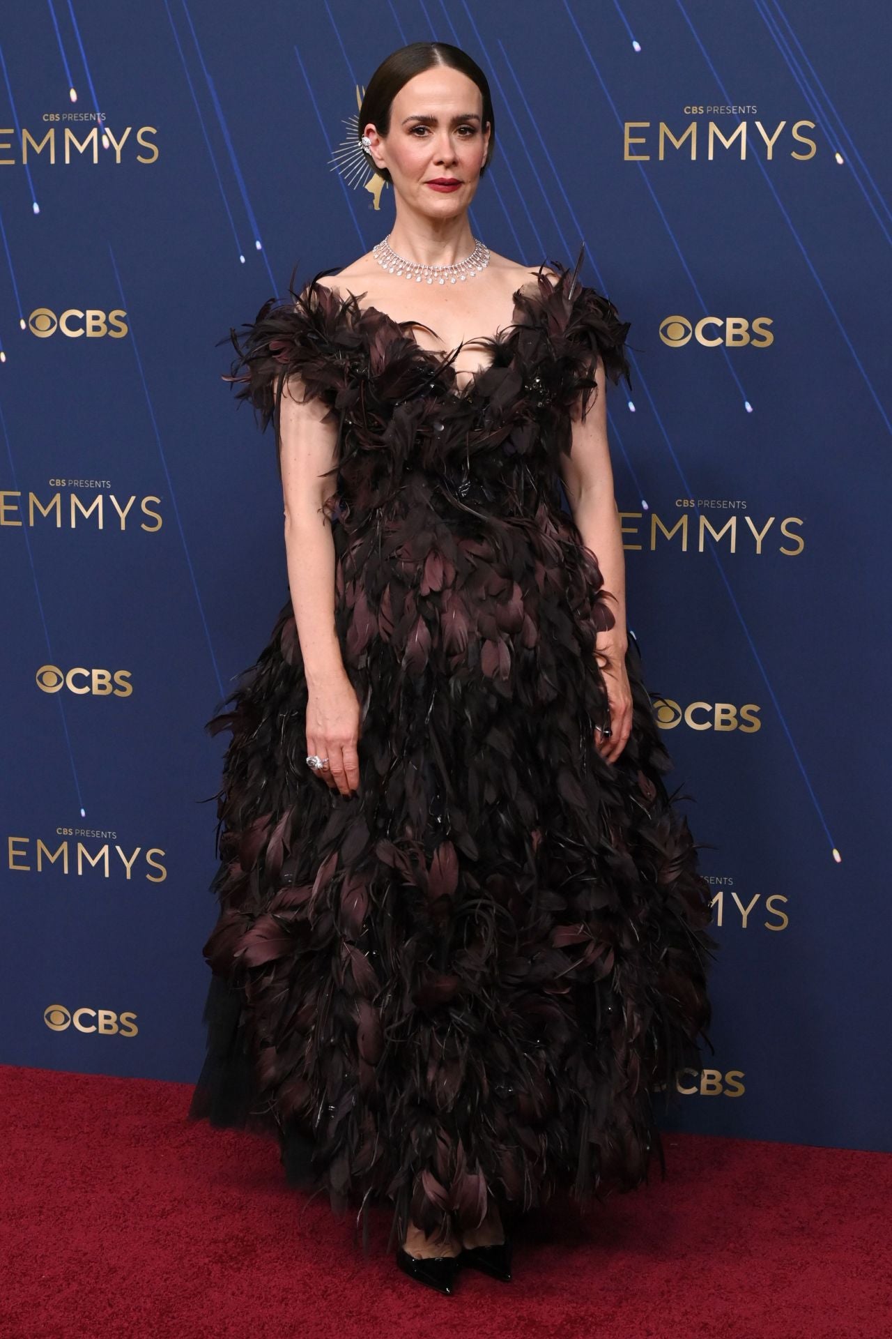 Sarah Paulson con vestido de plumas granate de Marc Jacobs.
