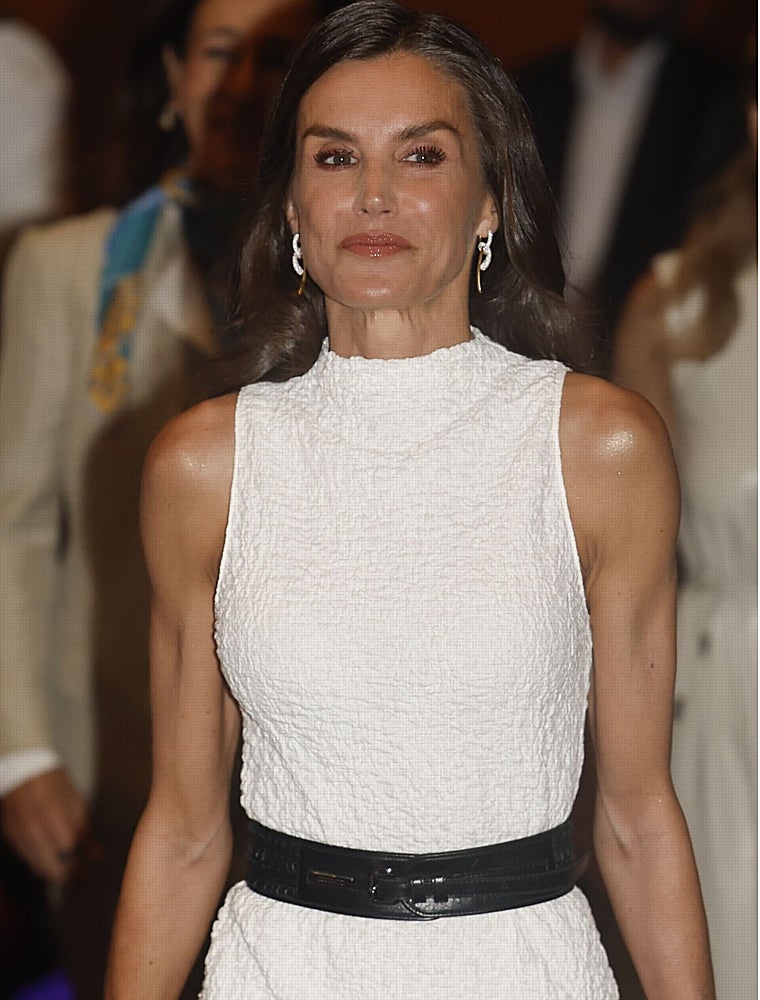 Doña Letizia con un top sin mangas que deja al descubierto sus brazos tonificados.