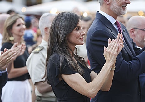 Imagen secundaria 1 - Larga, en color castaño y con canas, su melena destaca por su brillo, reflejo de su estilo de vida saludable. 
