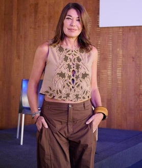 Imagen secundaria 2 - Modelos durante el desfile de SIMOF en Madrid es Moda; Raquel Revuelta, empresaria y CEO de Doble Erre, agencia organizadora de SIMOF Madrid