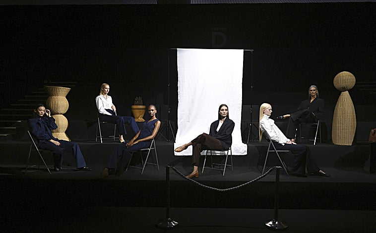 Imagen principal - Performance de PARIS64 en la pasarela