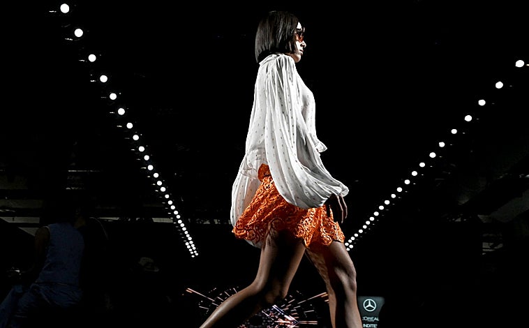 Imagen principal - Desfile de Custo Barcelona