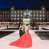 El histórico desfile de Carolina Herrera en Madrid que paralizó la Plaza Mayor