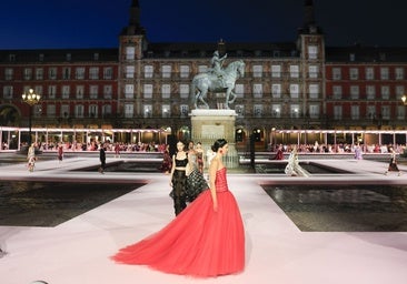 El histórico desfile de Carolina Herrera en Madrid que paralizó la Plaza Mayor