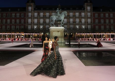 İkincil görsel 1 - Güller, karanfiller ve menekşeler, Carolina Herrera'nın 2026 İlkbahar/Yaz koleksiyonundaki birçok tasarımda yer alıyor.