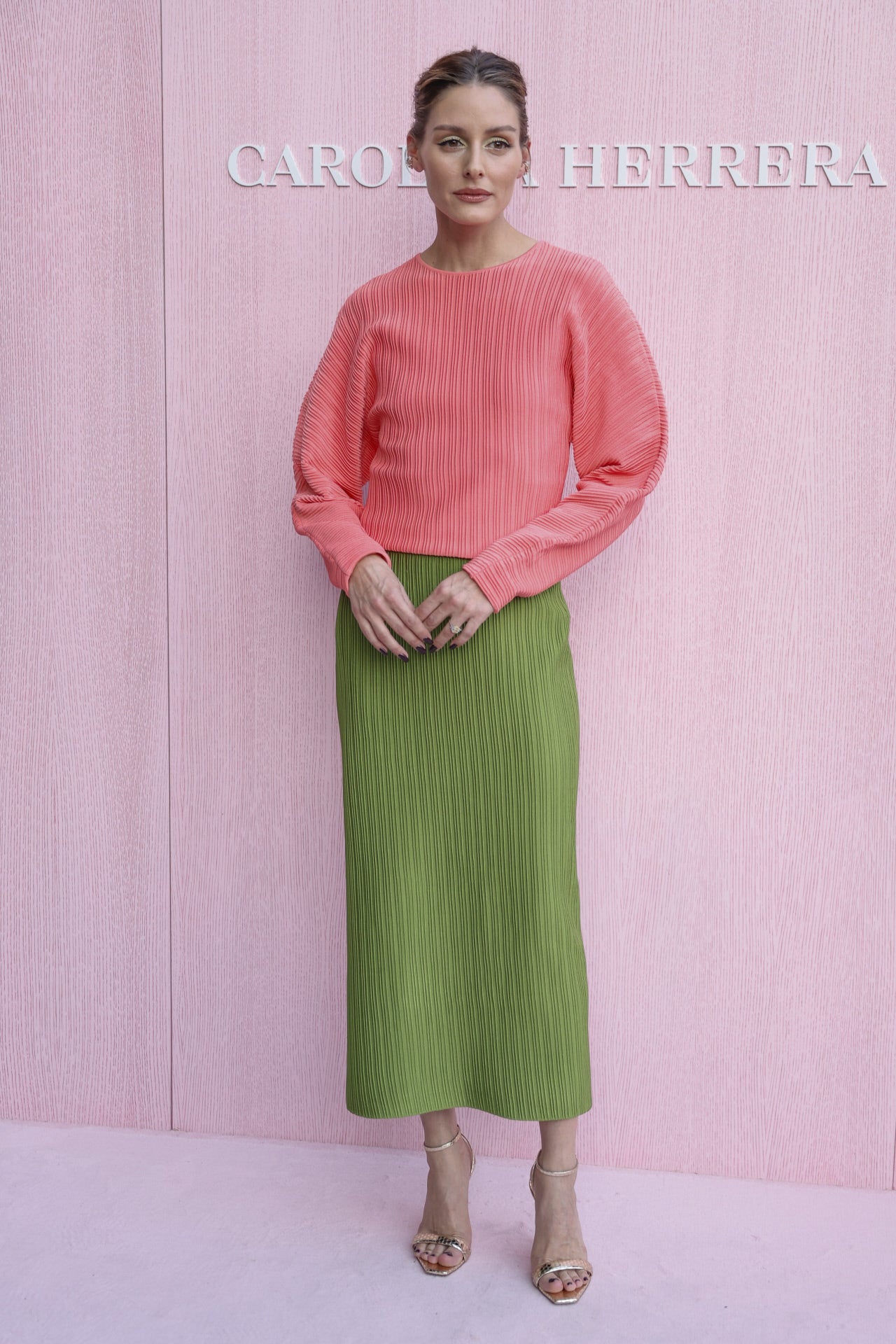 Olivia Palermo no se quiso perder la presentación. Llevó un dos piezas  de la marca, conformado por un jersey rosa chicle y una falda verde. 