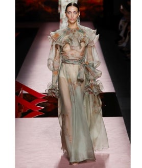 İkincil resim 2 - MBFWMadrid sırasında Isabel Sanchís defilesinden modeller