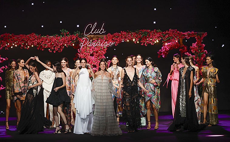 Imagen principal - Modelos en el desfile de Odette Álvarez