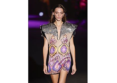 Imagen secundaria 1 - Modelos en el desfile de Odette Álvarez