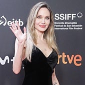 Angelina Jolie deslumbra en San Sebastián con un vestido de terciopelo negro
