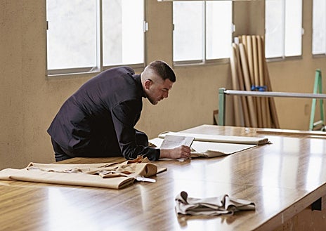 Imagen secundaria 1 - Álvaro Lucas Santos recogiendo el galardón en la pasarela; y el creativo en su taller 