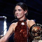 El vestido de lentejuelas de Aitana Bonmatí para recoger su tercer Balón de Oro