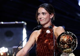 El vestido de lentejuelas de Aitana Bonmatí para recoger su tercer Balón de Oro