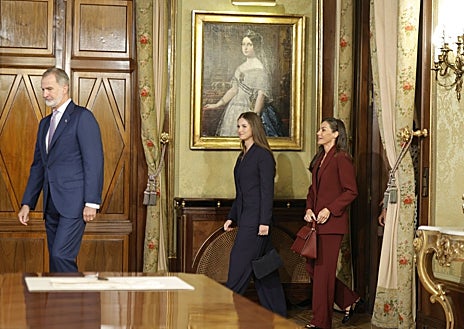 Imagen secundaria 1 - Detalle de la Princesa Leonor y la Reina Letizia con trajes de chaqueta en Pamplona