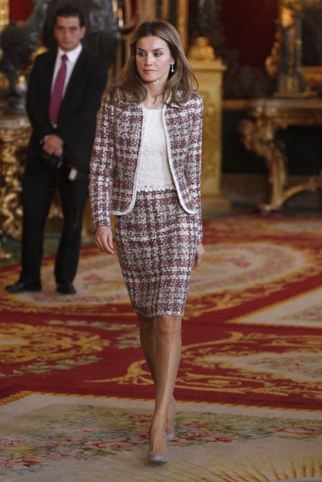 El clásico traje de chaqueta y falda fue su elección en 2012, confeccionado con un tejido tweed de su diseñador de cabecera, Felipe Varela. 