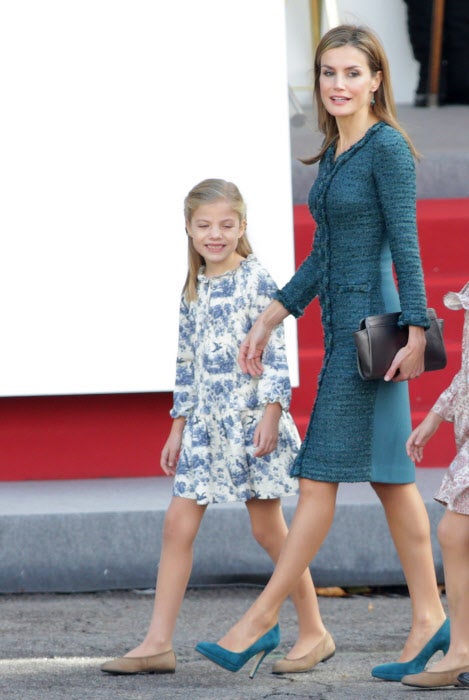 Este vestido de tweed verde de Varela fue el escogido por Doña Letizia, que acudió por primera vez con la Princesa de Asturias y la Infanta Sofía. 