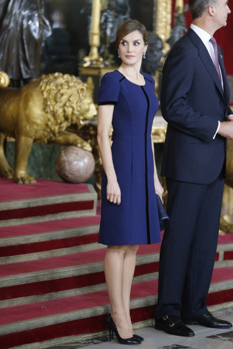 La elección de 2015 destaca por su sobriedad, con un vestido azul marino de manga corta y unos salones negros. 