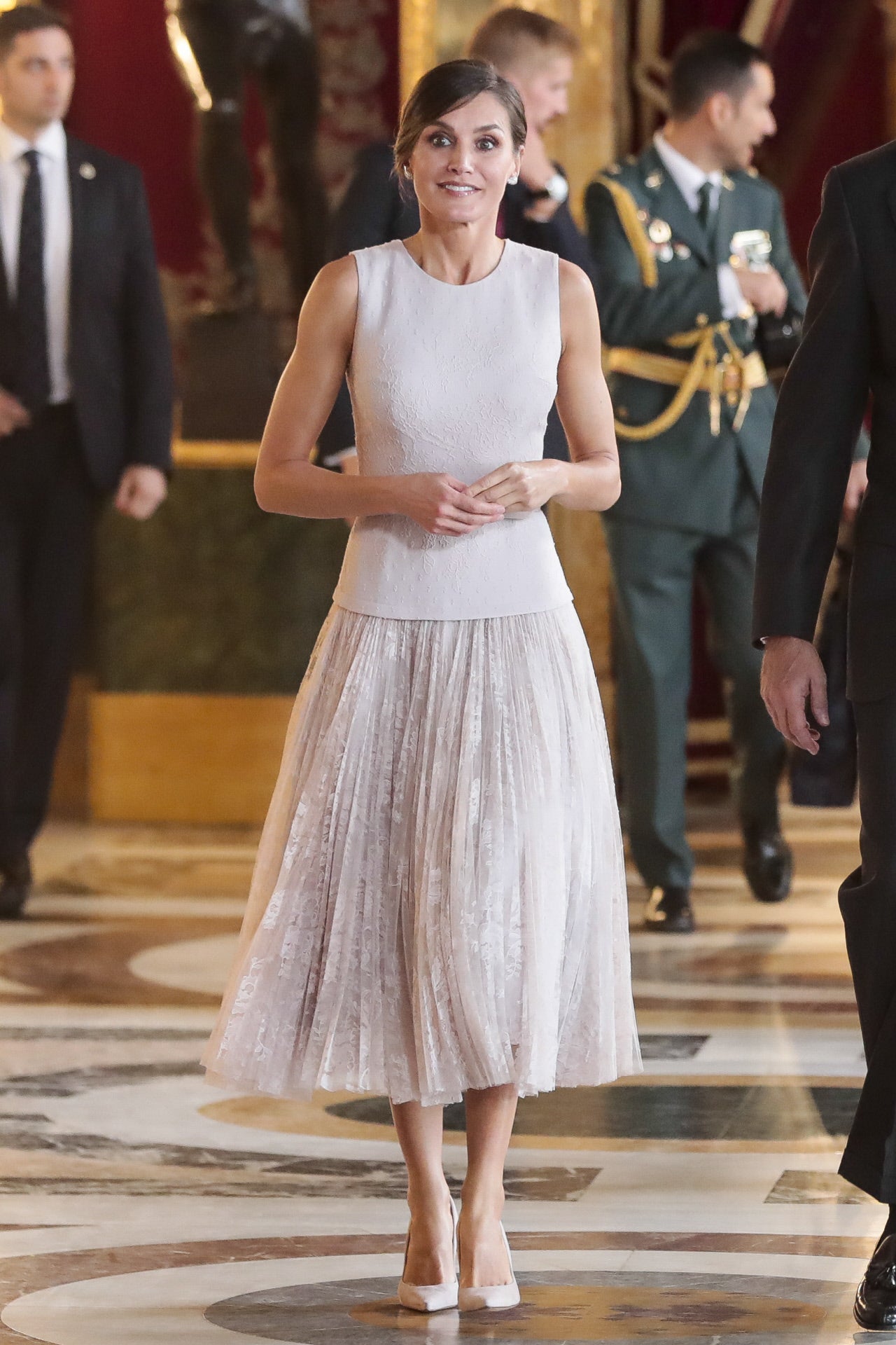 Con una gran elegancia y sofisticación, Doña Letizia escogió para esta ceremonia en 2018 otro modelo de Felipe Varela con un vestido sin mangas que destaca por la falda de estampado floral. 