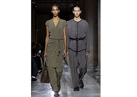 Imagen secundaria 1 - Siluetas fluidas y sastrería en el último desfile de Giorgio Armani