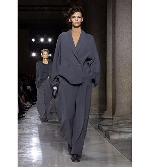 Imagen secundaria 2 - Siluetas fluidas y sastrería en el último desfile de Giorgio Armani