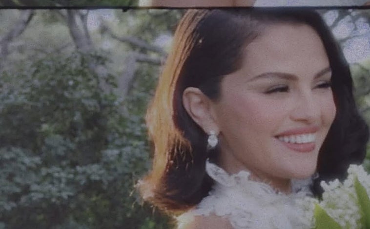 Imagen principal - De sus tres vestidos al maquillaje y el peinado de Selena Gomez en el día de su boda