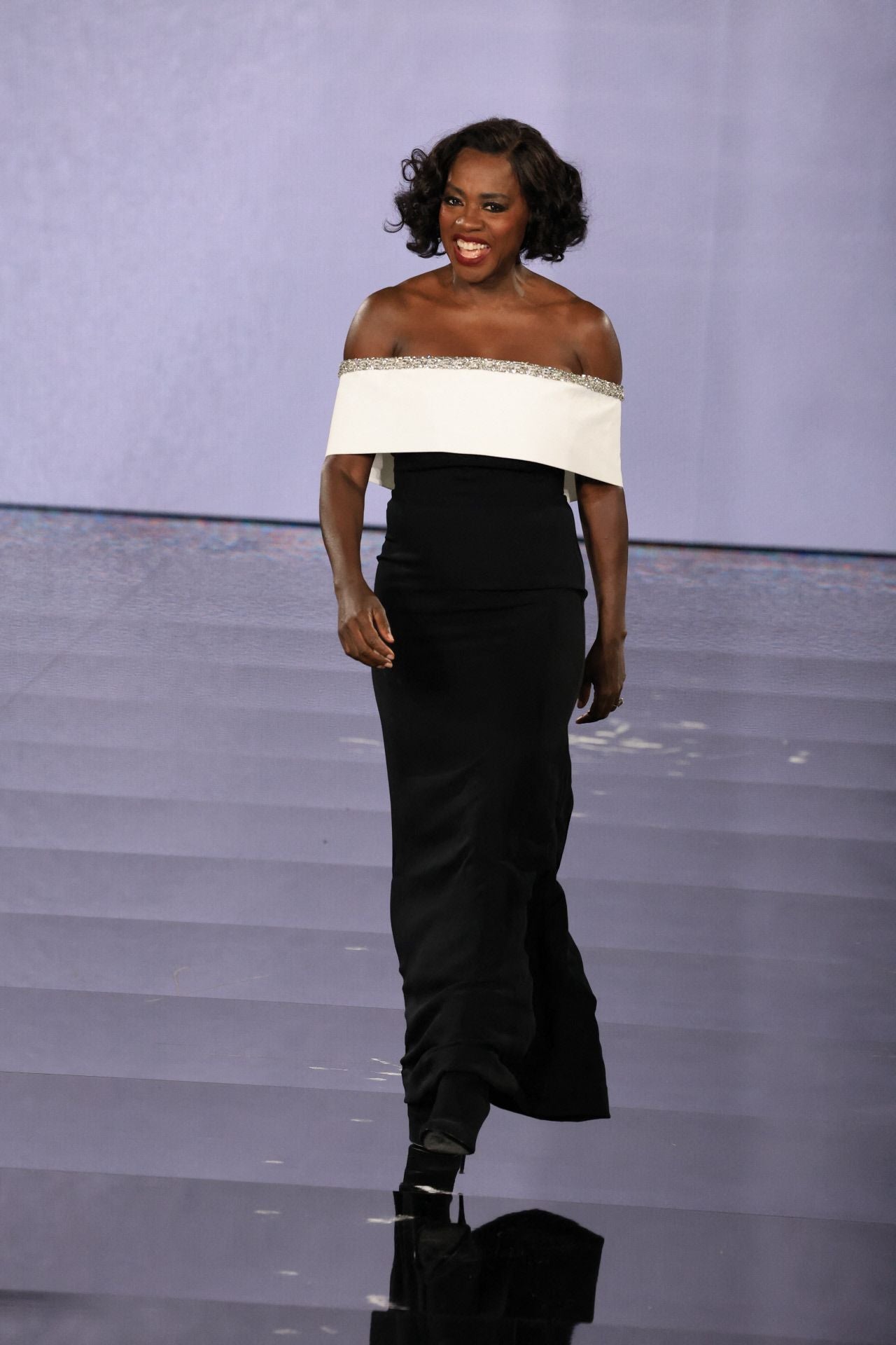 Viola Davis desfiló con un vestido 'off shoulders' bicolor de Roland Mouret, su bob rizado y un potente maquillaje con sombras azules, lápiz negro y labios burdeos. 