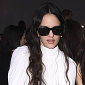 De Brigitte Macron a Rosalía: los looks de las famosas en los desfiles de la Semana de la Moda de París