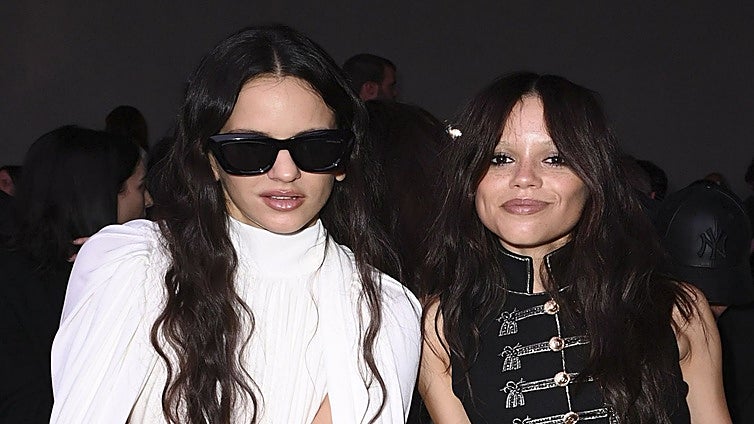 De Brigitte Macron a Rosalía: los looks de las famosas en los desfiles de la Semana de la Moda de París