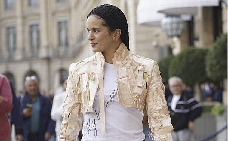 Imagen principal - Rosalía con look de inspiración goyesca durante la Semana de la moda de París