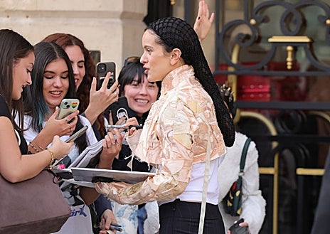 Imagen secundaria 1 - Rosalía con look de inspiración goyesca durante la Semana de la moda de París