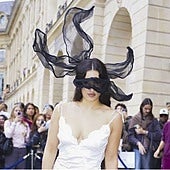 Todos los looks con los que Rosalía está arrasando en la Semana de la moda de París