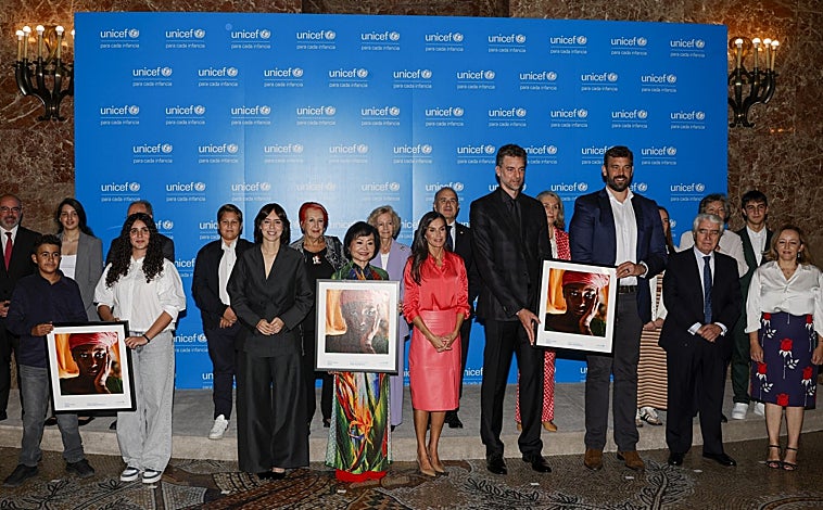 Imagen principal - El alegre look de la Reina Letizia para su encuentro con Sara Carbonero y los hermanos Gasol