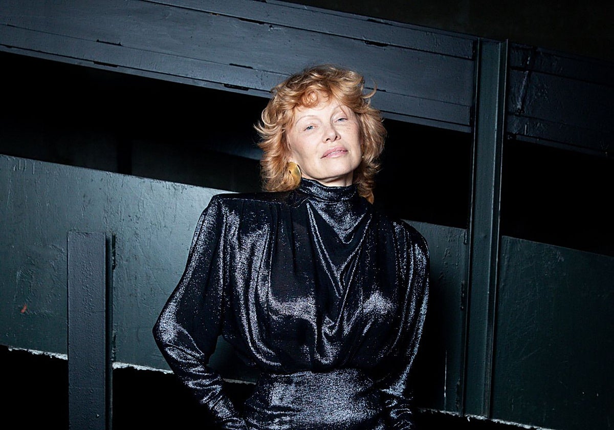 El cambio de look más rejuvenecedor de Pamela Anderson: ya no es rubia