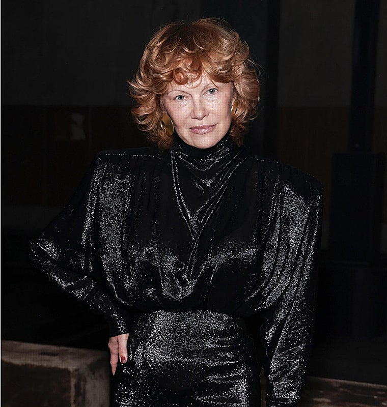 El cambio de look más rejuvenecedor de Pamela Anderson: ya no es rubia