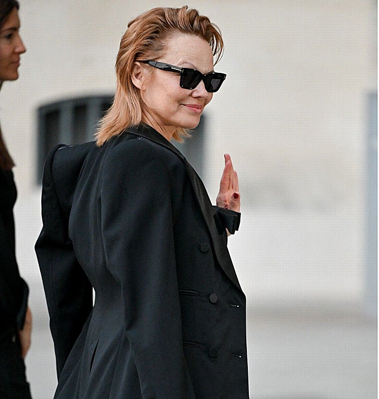 El cambio de look más rejuvenecedor de Pamela Anderson: ya no es rubia