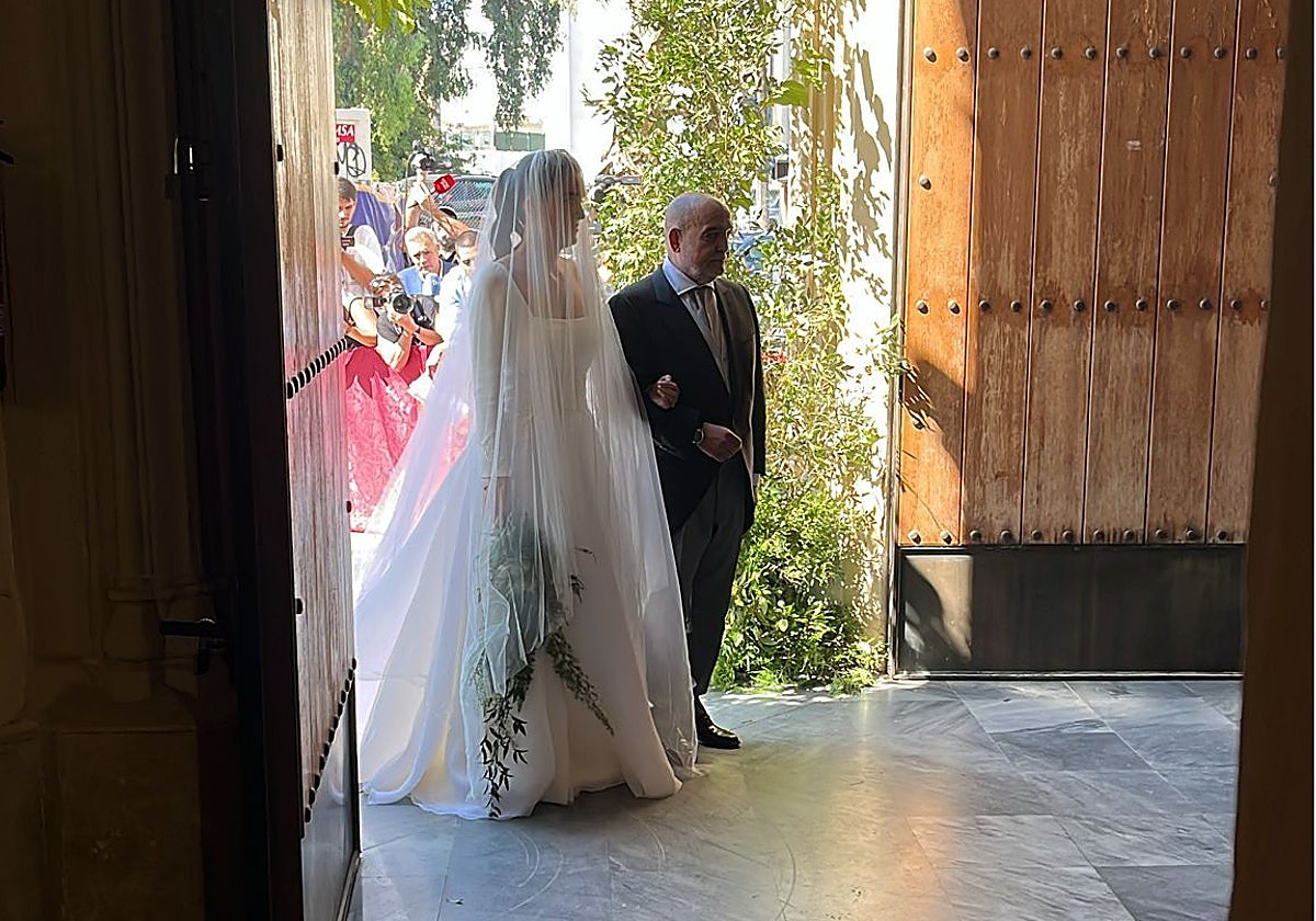 Bárbara Mirjan entrando a la iglesia de los Gitanos de Sevilla.